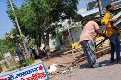 कार्रवाई: निगम ने फिर दी व्यापारियों को चेतावनी, जब्त किए बिना अनुमति लगाए गए बैनर पोस्टर