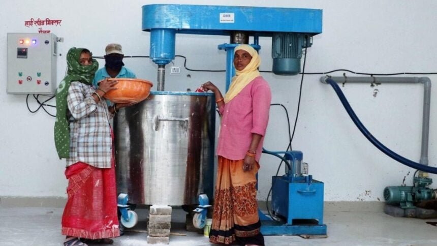 राज्य में गोबर से प्राकृतिक पेंट बनाने की 19 यूनिट शुरू