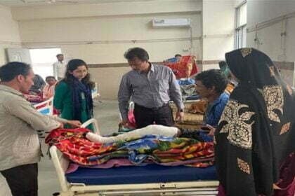 बदहाल स्वास्थ्य व्यवस्था: अचानक जिला अस्पताल पहुंचे CMHO, नदारद डॉक्टर और कर्मचारियों को दिया नोटिस, किया उपचार