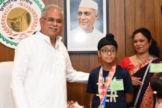 वर्ल्ड वाइड बुक ऑफ रिकार्ड्स होल्डर मास्टर जसराज ने की सीएम बघेल से मुलाकात