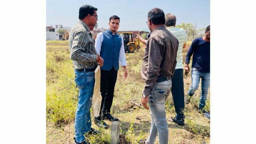 अवैध प्लाटिंग के मामले की शिकायत मिलने पर एसडीएम लक्ष्मण तिवारी ने की कार्रवाई