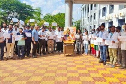 आईसीयू में भर्ती हार्ट पेशेंट को बीड़ी पीने से मना किया तो परिजनों इंटर्न की कर दी पिटाई, गुस्साए डॉक्टरों ने किया प्रदर्शन