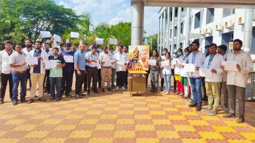 आईसीयू में भर्ती हार्ट पेशेंट को बीड़ी पीने से मना किया तो परिजनों इंटर्न की कर दी पिटाई, गुस्साए डॉक्टरों ने किया प्रदर्शन