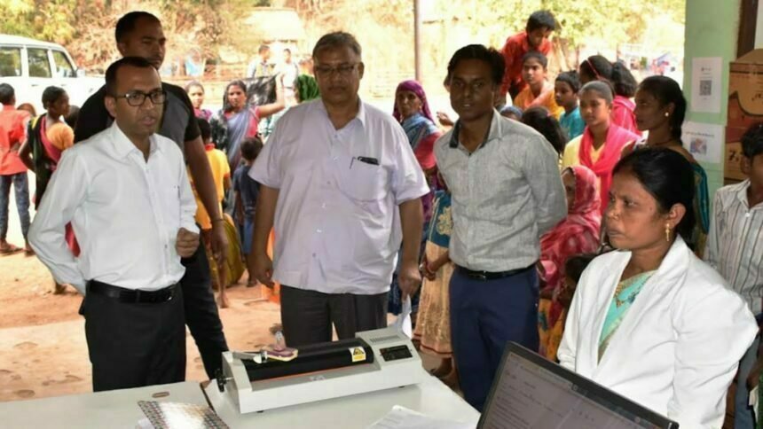 कलेक्टर ने आयुष्मान कार्ड निर्माण शिविरों का किया निरीक्षण, अधिक से अधिक कार्ड बनवाने की अपील