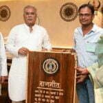 मुख्यमंत्री बघेल को राजगीत 'अरपा पैरी के धार …' की काष्ठ कृति भेंट, राजगीत का दर्जा दिए जाने पर जताया आभार