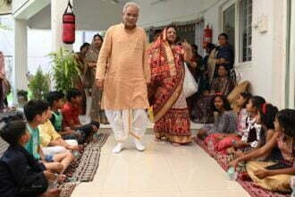 नवकन्या भोज : सीएम बघेल ने शक्ति स्वरूपा कन्याओं को भोज कराकर लिया आशीर्वाद, नन्ही बालिका के मुस्कान ने मोहा मन