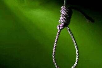 पंखे पर लटककर भाई कर रहा आत्महत्या, तभी पहुंची बहन ने रस्सी काट पहुंचाया अस्पताल, पर नहीं बची जान