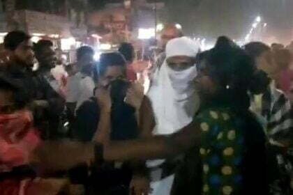 Video: पैसों की लेनदेेन के झगड़े में लगा मिर्च का तड़का, लड़कियों ने बीच बाजार में की मारपीट