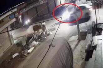 तेज रफ्तार कार ने बाइक को मारी टक्कर, नाले में गिरा चालक, घटना सीसीटीवी फुटेज में कैद