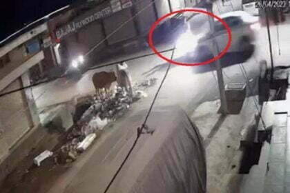 तेज रफ्तार कार ने बाइक को मारी टक्कर, नाले में गिरा चालक, घटना सीसीटीवी फुटेज में कैद