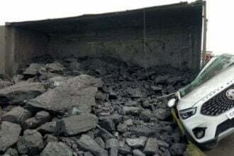 एनएच-30 पर बड़ा हादसा: कार पर पलटी कोयले से भरी ट्रेलर, एक की मौत