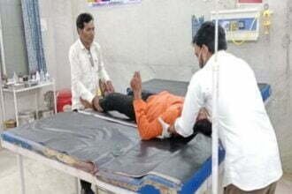 Accident: बिना हेलमेट: वो भी तीन सवारी, खड़ी ट्रक से टकराई बाइक, दो की मौत एक घायल