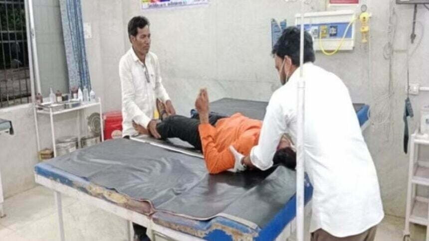 Accident: बिना हेलमेट: वो भी तीन सवारी, खड़ी ट्रक से टकराई बाइक, दो की मौत एक घायल