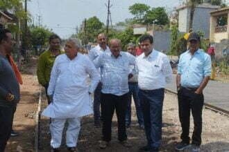 52 लाख की लागत से पटरीपार में मुख्य सड़क का निर्माण, आईएचएसडीपी आवास की समस्याओं का होगा निराकरण: वोरा