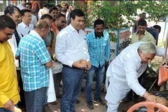 13 लाख से होगा सड़क का डामरीकरण, विधायक व महापौर ने किया भूमिपूजन