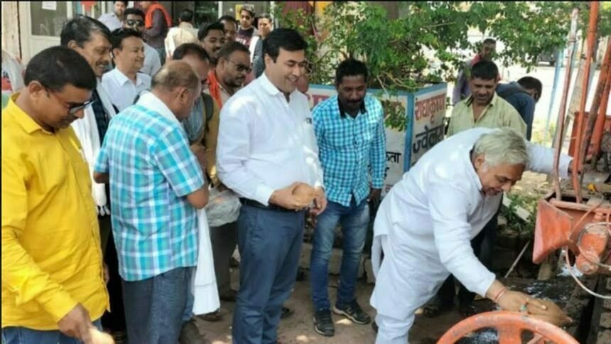 13 लाख से होगा सड़क का डामरीकरण, विधायक व महापौर ने किया भूमिपूजन