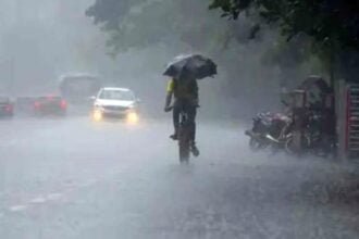 बढ़ा मौसमी बीमारियों का खतरा, बेमौसम बारिश से तापमान में गिरावट, जनजीवन हुआ अस्त-व्यस्त