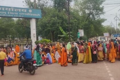 'बिहान' कार्यकर्ताओं की हड़ताल: आठ सूत्रीय मांगों को लेकर छह हजार महिलाएं सड़क पर उतरीं, कलेक्ट्रेट तक निकाली रैली