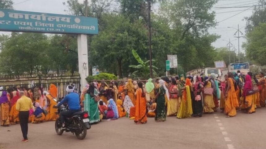 'बिहान' कार्यकर्ताओं की हड़ताल: आठ सूत्रीय मांगों को लेकर छह हजार महिलाएं सड़क पर उतरीं, कलेक्ट्रेट तक निकाली रैली