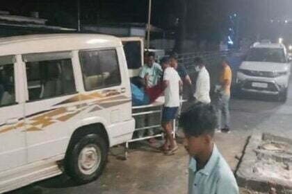 डिवाइडर से टकराई पिकअप, 24 लोग घायल, तीन को गंभीर चोट