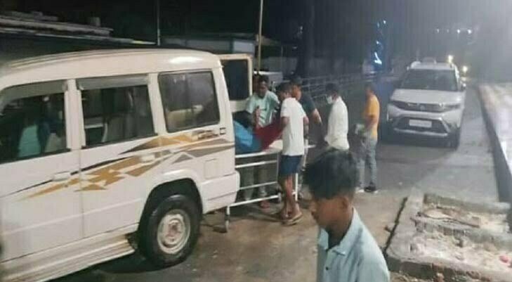 डिवाइडर से टकराई पिकअप, 24 लोग घायल, तीन को गंभीर चोट