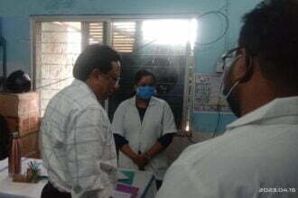 सीएमएचओ अधिकारी जेपी मेश्राम ने किया स्वास्थ्य केन्द्रों का निरीक्षण, पाई कई खामियां, कहा नियमों का करें पालन