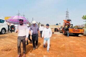 तपती दोपहरी में कुम्हारी ओव्हर ब्रिज का छतरी लेकर निरीक्षण करने पहुंच कलेक्टर