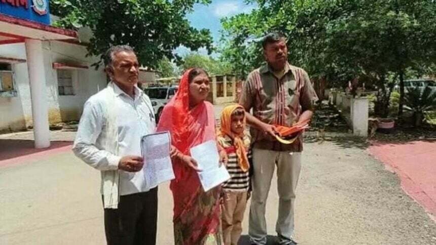 पूर्व सरपंच की दबंगई, पुलिसकर्मी के परिवार का हुक्का-पानी बंद, किसी भी तरह की मदद या बात करने पर लगेगा जुर्माना