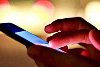 छेडख़ानी: महिला ने पुलिस पर लगाया प्रताडि़त करने का आरोप, एसडीएम ऑफिस के बाहर धरने पर बैठी