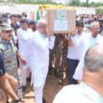 CG Big News: शहादत को सलाम: सीएम बघेल ने दी श्रद्धांजलि, पार्थिव देह को कंधा देकर दी अंतिम विदाई