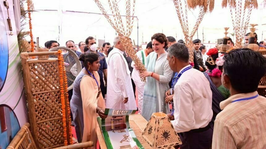 नक्सल पीडि़त महिलाओं ने सीएम बघेल और प्रियंका गांधी को बताए अपने स्वावलंबन की कहानी