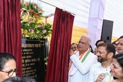 भेंट मुलाकात: कोटा गुढिय़ारी मार्ग अब संतोष अग्रवाल मार्ग के नाम से जाना जाएगा, सीएम बघेल ने नाम पट्टिका का किया अनावरण