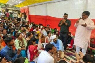 प्रदर्शन: तपती धूप में शिक्षकों का सूख रहा गला, फिर भी इस मांग को लेकर आवाज कर रहे बुलंद