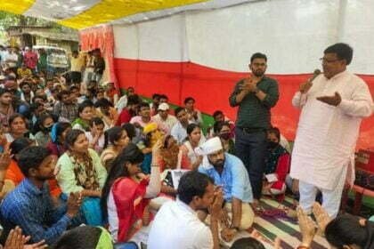 प्रदर्शन: तपती धूप में शिक्षकों का सूख रहा गला, फिर भी इस मांग को लेकर आवाज कर रहे बुलंद