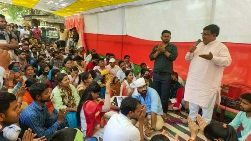 प्रदर्शन: तपती धूप में शिक्षकों का सूख रहा गला, फिर भी इस मांग को लेकर आवाज कर रहे बुलंद