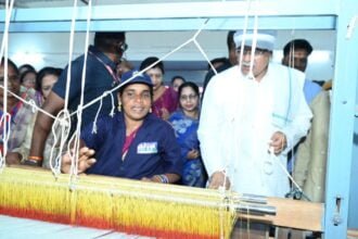 मुख्यमंत्री ने किया परिधान सिलाई सेंटर का अवलोकन, एक साथ 20 महिलाएं कर रही हैं स्कूल ड्रेस सिलाई का कार्य