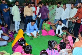 विधायक देवेंद्र यादव ने किया वार्ड 49 सुभाष नगर खुर्सीपार में भेंट मुलाकात, चखा रोटी और चौलाई भाजी का स्वाद