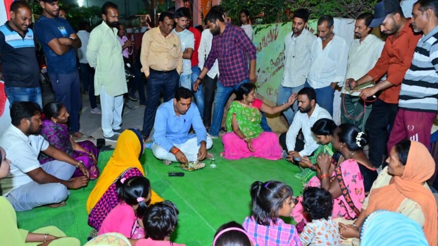 विधायक देवेंद्र यादव ने किया वार्ड 49 सुभाष नगर खुर्सीपार में भेंट मुलाकात, चखा रोटी और चौलाई भाजी का स्वाद
