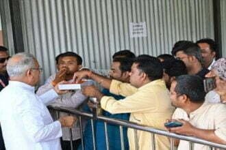 कर्नाटक चुनाव परिणाम पर छत्तीसगढ़ में जश्न: सीएम भूपेश बघेल ने बांटी मिठाई