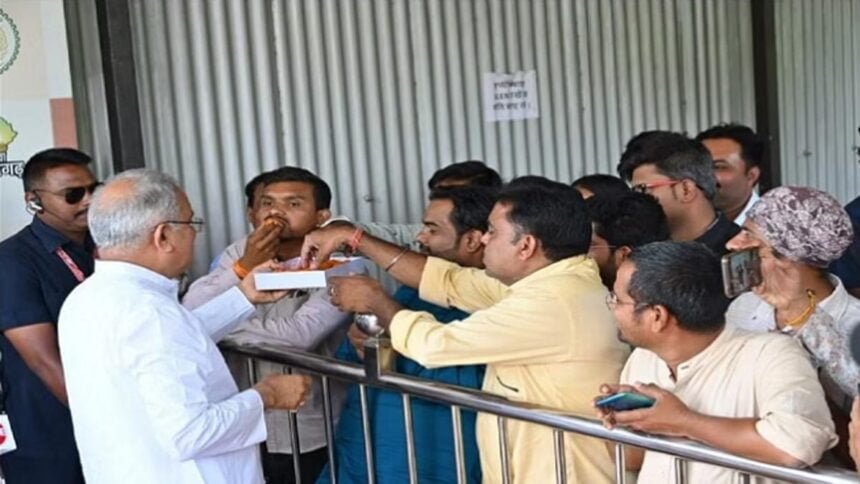 कर्नाटक चुनाव परिणाम पर छत्तीसगढ़ में जश्न: सीएम भूपेश बघेल ने बांटी मिठाई