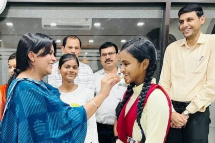 मेरिट सूची में स्थान बनाने वाले विद्यार्थियों को कलेक्टर ने किया सम्मानित