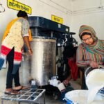 ग्रामीणों के जीवन में खुशहाली के रंग भर रहा गोबर से बना प्राकृतिक पेंट