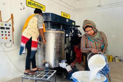 ग्रामीणों के जीवन में खुशहाली के रंग भर रहा गोबर से बना प्राकृतिक पेंट