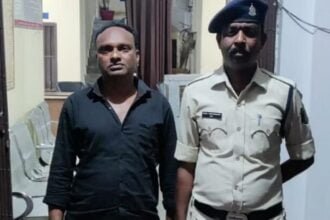 अवैध शराब बिक्री में किराना दुकान संचालक गिरफ्तार, कल सेना के जवान सहित तीन की हुई थी मौत