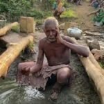 लाखों लीटर पानी की बर्बादी से गांव वालों के सूख रहे गले, गड्ढों के पानी से प्यास बुझा रहे लोग