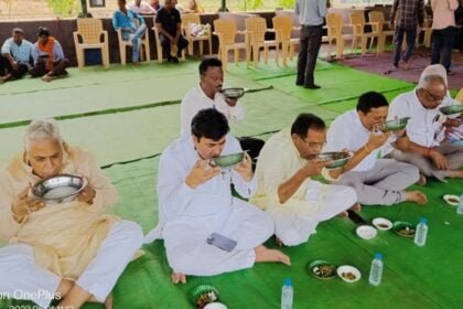 अंतरराष्ट्रीय मजदूर दिवस: विधायक, महापौर एवं आयुक्त ने स्वच्छता दीदीयों के साथ बैठकर बोरे बासी का लिया आनंद