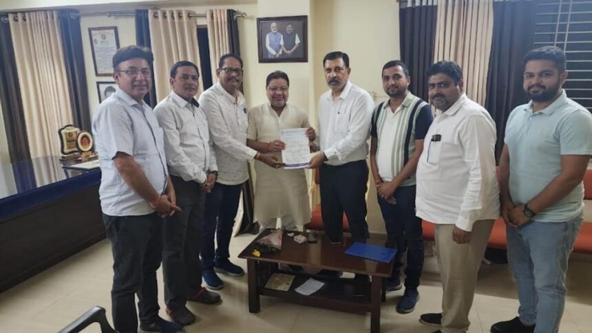 स्वामी विवेकानंद एयरपोर्ट को अंतर्राष्ट्रीय हवाई अड्डा बनाने सांसद सुनील सोनी को चेंबर ने सौंपा ज्ञापन