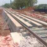 सुपेला अण्डरब्रिज के लिए अप लाइन में बिछाया गया गर्डर, एक दो दिनों में डाउन और मिडिल लाइन में किया जाएगा काम