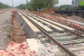 सुपेला अण्डरब्रिज के लिए अप लाइन में बिछाया गया गर्डर, एक दो दिनों में डाउन और मिडिल लाइन में किया जाएगा काम
