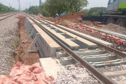 सुपेला अण्डरब्रिज के लिए अप लाइन में बिछाया गया गर्डर, एक दो दिनों में डाउन और मिडिल लाइन में किया जाएगा काम